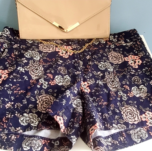 Loft Shorts like new condition - Picture 2 of 6